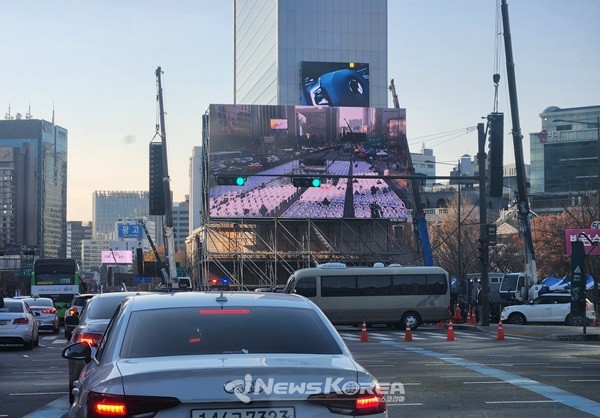 대형 스피커와 의자 등을 준비하고 있는 광화문 집회 현장. 241207 @뉴스코리아 허승규 기자