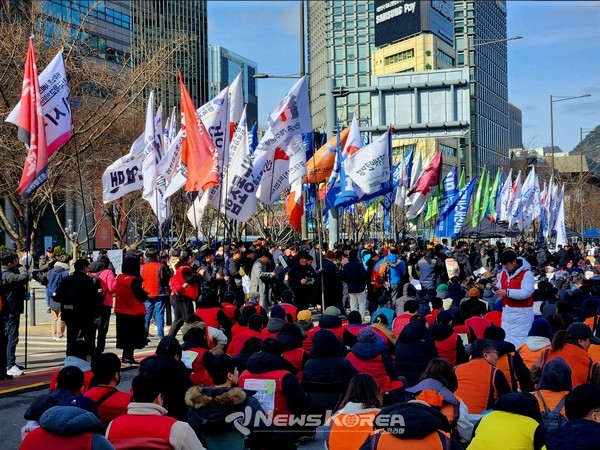민주노총이 주축이 된 시위 현장에 대해 시민들은 이제 ‘또 시위냐’라는 반응을 보이며 점점 무관심해지고 있다. 너무 많은 시위가 반복되다 보니, 중요한 메시지조차도 묻혀버리는 상황이다. 240223 @뉴스코리아 허승규 기자