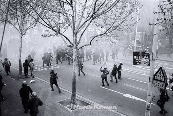 1990년대 학림다방에서 바라본 민주화 시위   @이충열(학림다방 주인)