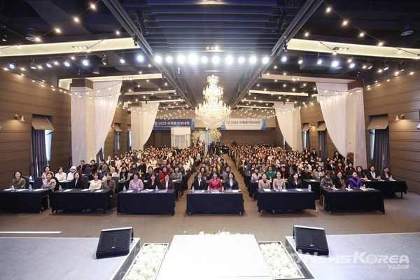 ㈔세계여성평화그룹(IWPG) 자문위원, 홍보대사, 평화위원, 직원들을 포함해 약 600명의 ‘2025 국제총지부대회’ 참석자가 21일 대구 중앙컨벤션센터에서 기념사진을 촬영하고 있다. @IWPG