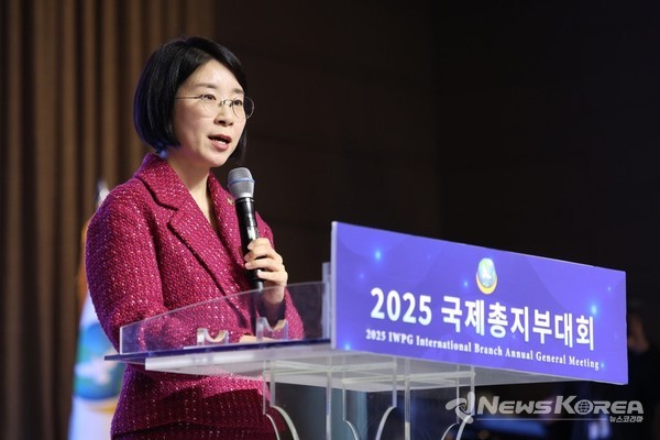 윤현숙 ㈔세계여성평화그룹(IWPG) 대표가 21일 대구 중앙컨벤션센터에서 열린 ‘2025 국제총지부대회’에서 개회사를 하고 있다. @ IWPG