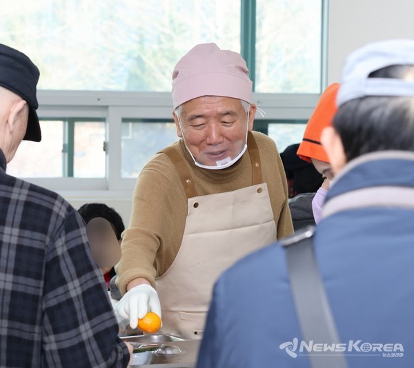 1월 23일 연수구노인복지관서 배식봉사하는 이상덕 재외동포청장 @재외동포청