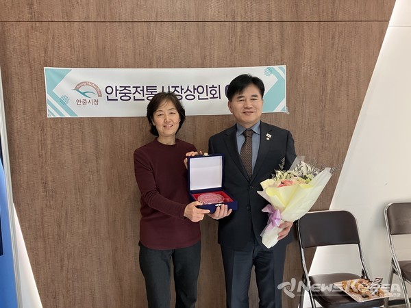 이병진 의원이 안중시장 상인회로 부터  감사패를 수여 받았다. @이병진 의원실