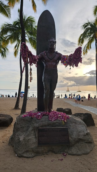 와이키키를 방문하는 여행자를 환영하는 듀크 동상. @뉴스코리아 김무성 기자