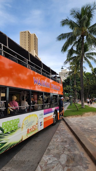 와이키키 거리를 누비는 개방형 버스 '트롤리'. @뉴스코리아 김무성 기자