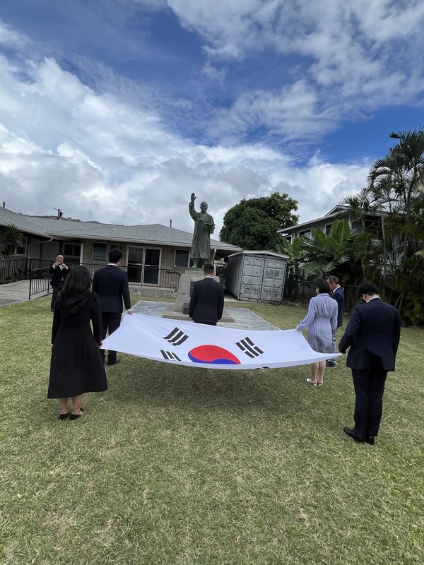 이승만 건국대통령 동상을 참배하는 반공청년단.  @뉴스코리아 김찬훈 특파원