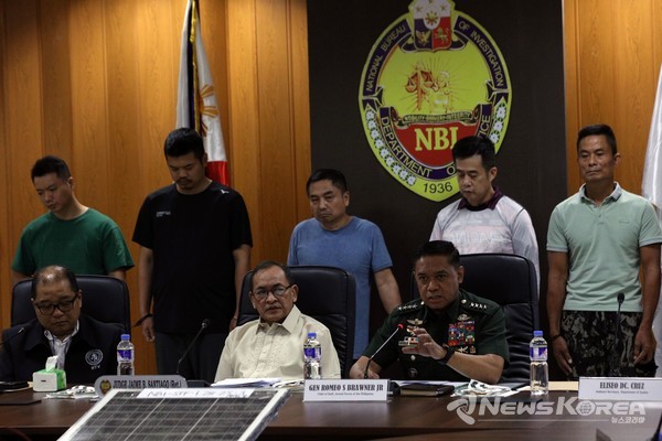 사진 왼쪽부터 법무부 차관보 라울 바스케스, NBI 국장 하이메 산티아고, 필리핀군 참모총장 로메오 브라우너 주니어 장군 @PNA 얀시림