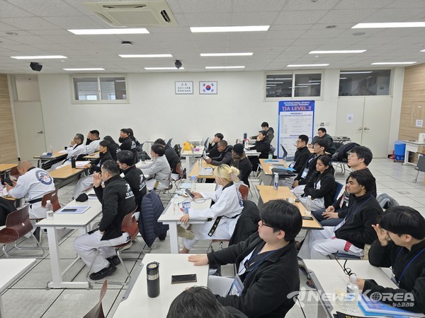 제21기 국제 스포츠 선교사 훈련에 참가중인 참가자들을 위해 영어 동시 통역으로 강의를 전달하고 있다., @뉴스코리아 최신 기자