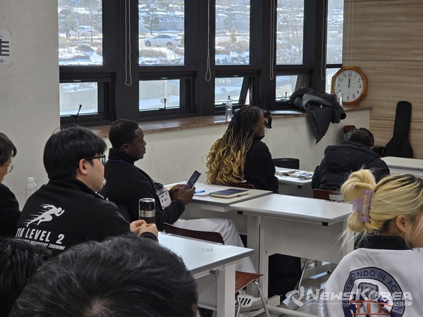 참가자들이 영어로 동시 통역을 통해 선교 특강을 경청하고 있다. @뉴스코리아 최신 기자