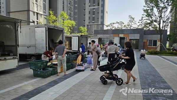 지난해 열린 농뜨레 직거래 목요장터에서 아파트 입주민들이 농특산물을 구매하고 있다. @천안시