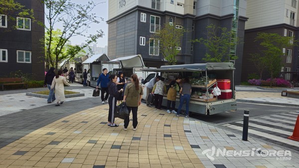 지난해 열린 농뜨레 직거래 목요장터에서 아파트 입주민들이 농특산물을 구매하고 있다. @천안시