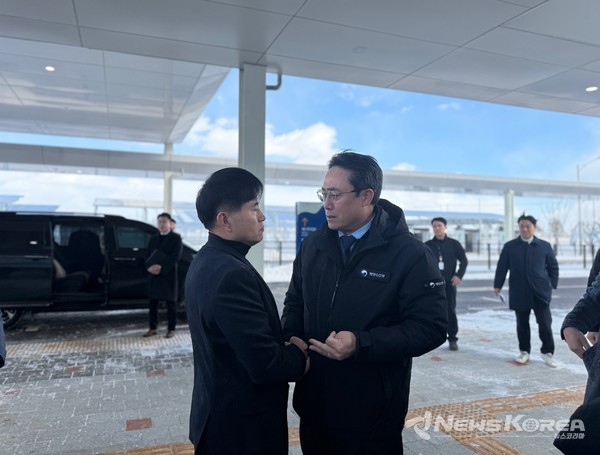 이병진 의원과 강도형 해수부 장관이 평택항 국제여객터미널 앞에서 담소를 나누고 있다. @이병진 의원실