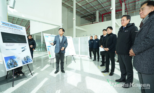 사진 오른쪽 부터 정장선 평택시장, 강도형 해수부장관, 국회 이병진 의원이 7일(금) 긴급 현장점검에서 도경식 평택해양지방수산청장의 브리핑을 경청하고 있다. @이병진 의원실