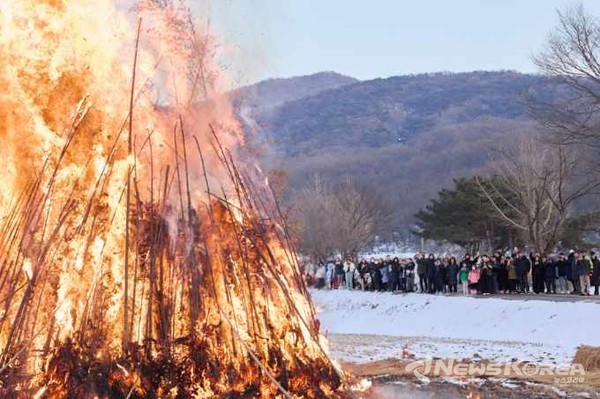 아산 외암마을 정월대보름 축제, 새해 소원 담은 ‘달집태우기’ @아산시