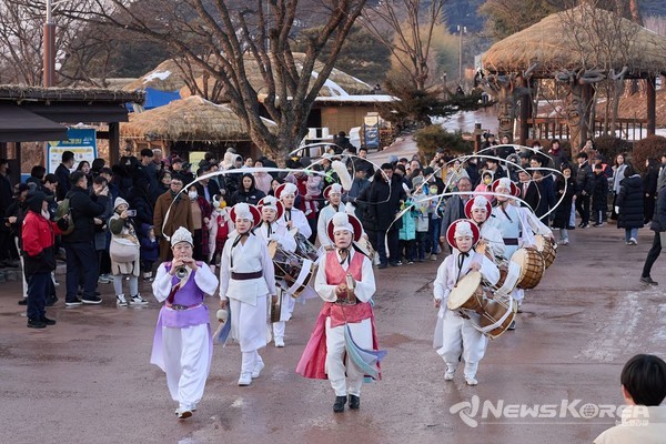 아산 외암마을 정월대보름 축제, 새해 소원 담은 ‘달집태우기’에서 민속놀이가 펼쳐졌다. @아산시