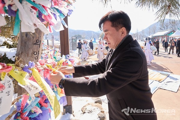 아산 외암마을 정월대보름 축제, 새해 소원 담은 ‘달집태우기’에서 조일교 아산시장 권한대행이 소망이 담긴 수천장의 소원지에 소망을 적어 걸고 있다. @아산시