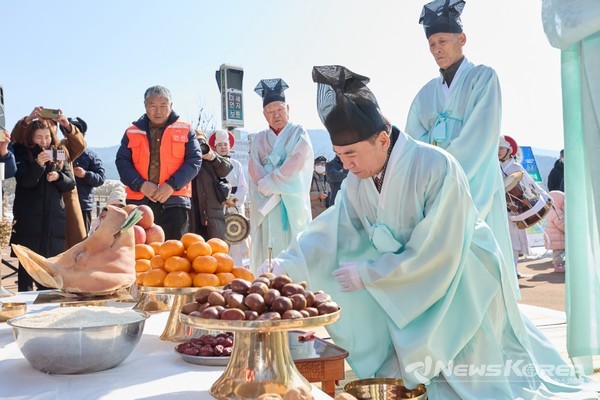 아산 외암마을 정월대보름 축제, 새해 소원 담은 ‘달집태우기’에서 조일교 아산시장 권한대행이 초헌관으로 유교식 제례에 참석하고 있다. @아산시