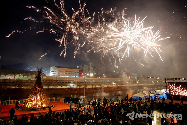 ▲불꽃들이 중랑천 하늘을 수놓고 있다(2025. 2. 12. 중랑천변) @도봉구