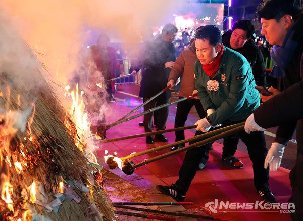 ▲오언석 도봉구청장이 도봉구민의 안녕과 행복을 기원하며 달집에 불을 붙이고 있다(2025. 2. 12. 중랑천변) @도봉구