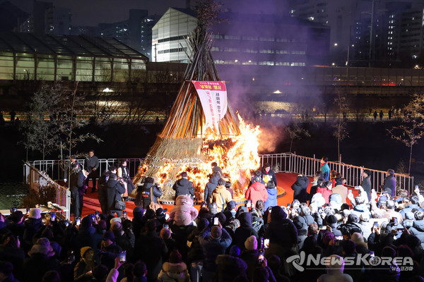 ▲2025 정월대보름 달맞이 행사에서 구민의 새해 소망이 담긴 달집이 활활 타오르고 있다(2025. 2. 12. 중랑천변) @도봉구
