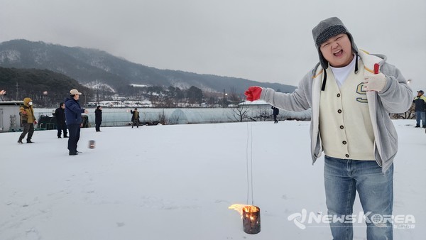 충북 음성군 소이면 비산3리, 정월대보름 행사에서 쥐불놀이가 한창이다. @음성군