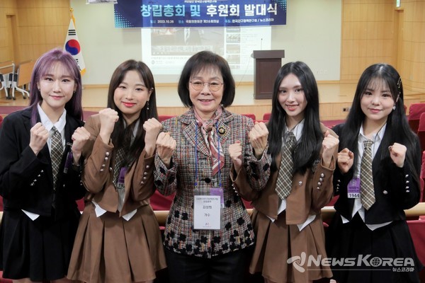 걸그룹 뷰티박스가 가요계 대선배인 김상희와 함께 한국인구정책연구회 창립식장에서 기념 촬영을 하고 있다. @뉴스코리아 김정호 기자