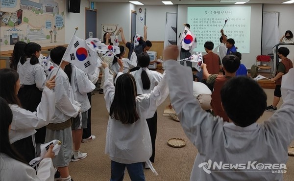 임시정부체험학교 초등단체 연극놀이에서 학생들이 연극놀이를 통해 3·1운동 당시 사람들의 삶을 체험하고 있다. @독립기념관