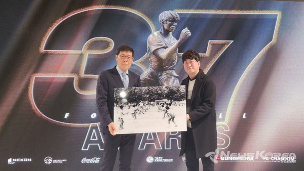 이기백 천안시 학예연구사가 지난 20일 차범근 팀차붐 이사장에게 디지털화한 사진을 전달했다. @천안시