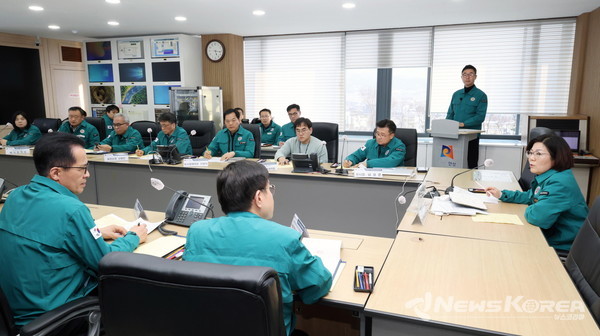 김보라 안성시장 주재로 행안부와 국토부, 경기도청, 한국도로공사, 시공사 관계자, 시청 간부 등이 참석한 가운데 관련 회의를 열고 피해 상황과 조치 사항, 향후 계획 등을 논의했다. @안성시