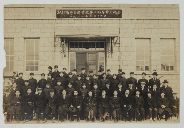 개성 송도고등보통학교 제5회 졸업식(1924) 1924년 3월 15일 아래에서 두 번째 줄 오른쪽에서 다섯 번째 이강래 지사, 맨 아랫줄 오른쪽에서 네 번째 이만규 선생, 여덟 번째 윤치호 교장 @독립기념관