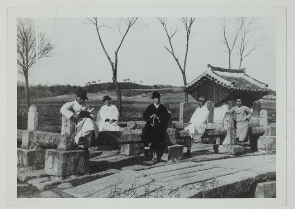 개성 송도고등보통학교 교원 단체사진,  선죽교에서 촬영한 사진으로 왼쪽에서 두 번째 이강래 지사, 그 오른쪽이 이만규 선생 @독립기념관