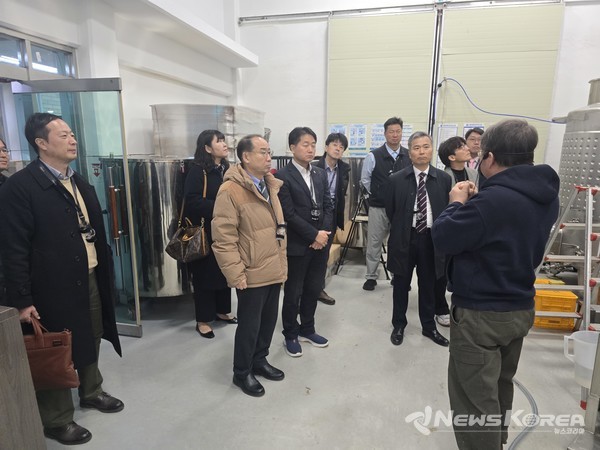 해외사무소장들은 앞서 카자흐스탄, 우즈베키스탄, 호주, 멕시코 등 4개국 통상자문관과 함께 농업회사법인 예산사과와인 생산 시설을 방문했다. @충청남도