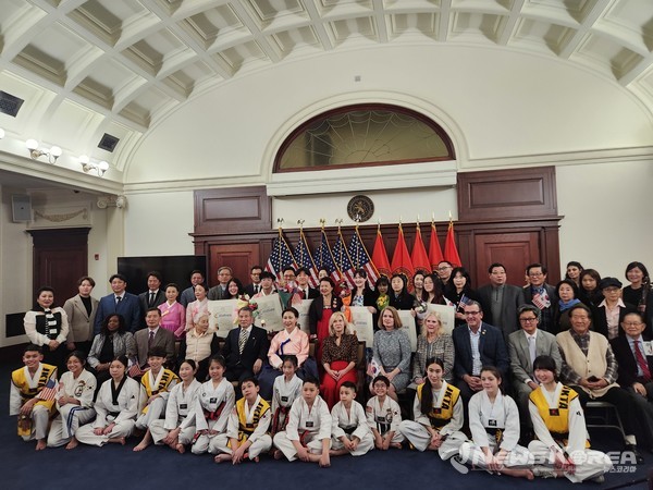 윤은미 천안시 복지정책국장 등으로 구성된 천안시 대표단은 지난 27일(현지시간) 뉴욕 루즈벨트 행정입법부에서 열린 3.1운동 기념식 및 제6회 유관순상 시상식에 참석했다. @천안시