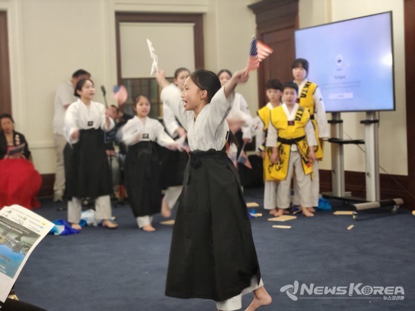 윤은미 천안시 복지정책국장 등으로 구성된 천안시 대표단은 지난 27일(현지시간) 뉴욕 루즈벨트 행정입법부에서 열린 3.1운동 기념식 및 제6회 유관순상 시상식에 참석했다. @천안시