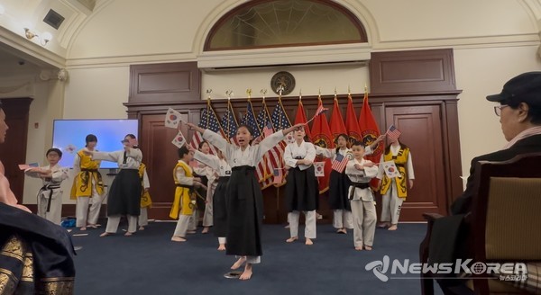 윤은미 천안시 복지정책국장 등으로 구성된 천안시 대표단은 지난 27일(현지시간) 뉴욕 루즈벨트 행정입법부에서 열린 3.1운동 기념식 및 제6회 유관순상 시상식에 참석했다. @천안시