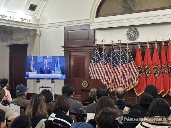 윤은미 천안시 복지정책국장 등으로 구성된 천안시 대표단은 지난 27일(현지시간) 뉴욕 루즈벨트 행정입법부에서 열린 3.1운동 기념식 및 제6회 유관순상 시상식에 참석했다. @천안시