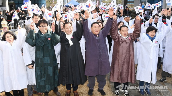 이재준 시장, 이재식 수원시의회 의장 등 참석자들이 “대한독립 만세!”를 외치고 있다. @수원시