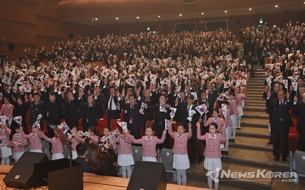 충청남도는 1일 도청 문예회관 대강당에서 김 지사와 보훈단체 관계자, 주민 등 1000여 명이 참석한 가운데 제106주년 3·1절 기념식을 개최했다. @충청남도