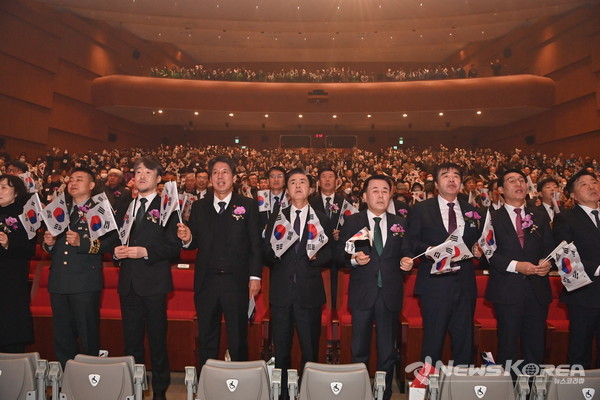 충청남도는 1일 도청 문예회관 대강당에서 김 지사와 보훈단체 관계자, 주민 등 1000여 명이 참석한 가운데 제106주년 3·1절 기념식을 개최했다. @충청남도