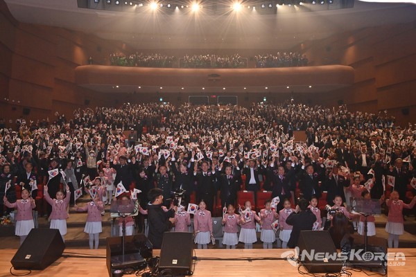 충청남도는 1일 도청 문예회관 대강당에서 김 지사와 보훈단체 관계자, 주민 등 1000여 명이 참석한 가운데 제106주년 3·1절 기념식을 개최했다. @충청남도