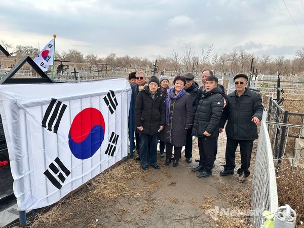 ▲묘비 제막식후 단체 기년사진-@신현권특파원