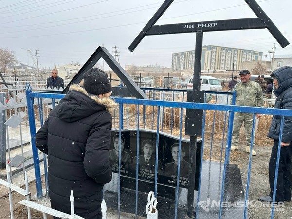 ▲묘비를 말없이 바라보고 있는 독립유공자 이동휘 선생 손자 이 콘스탄틴 씨 @뉴스코리아 신현권 특파원