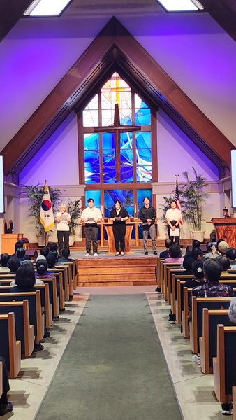 한인 청년 및 학생들이 3.1절 기념식에서 독립선언문을 부분 낭독하고 있다. @ 뉴스코리아 김찬훈 특파원