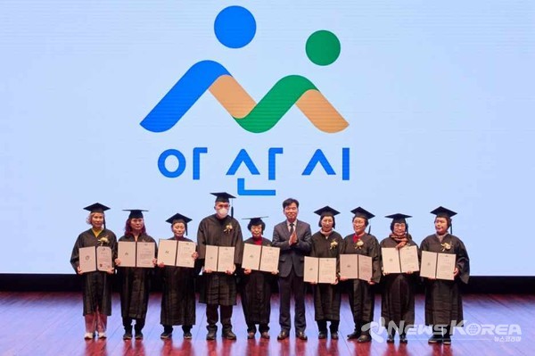 배움에는 나이가 없다. 아산시 만학도 졸업생 축하의 시간 가져 @아산시