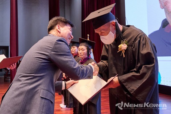 배움에는 나이가 없다. 아산시 만학도 졸업생 축하의 시간 가져 @아산시