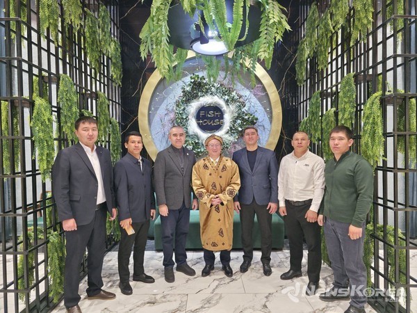 ▲카라칼파크스탄 공화국 체육부장관(백문종 부총장 오른쪽)전통옷 선물 전달후 단체 기념촬영 @뉴스코리아 신현권 특파원