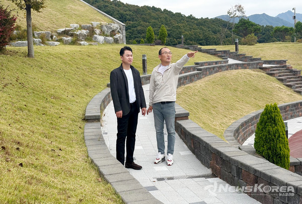 ▲오언석 도봉구청장(왼쪽)이 캠핑장을 둘러보고 있다. @도봉구