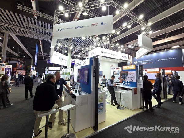 ‘스페인 정보통신 박람회 2025’에 마련된 수원특례시관에서 참가기업 관계자들이 기업을 알리고 있다. @수원시