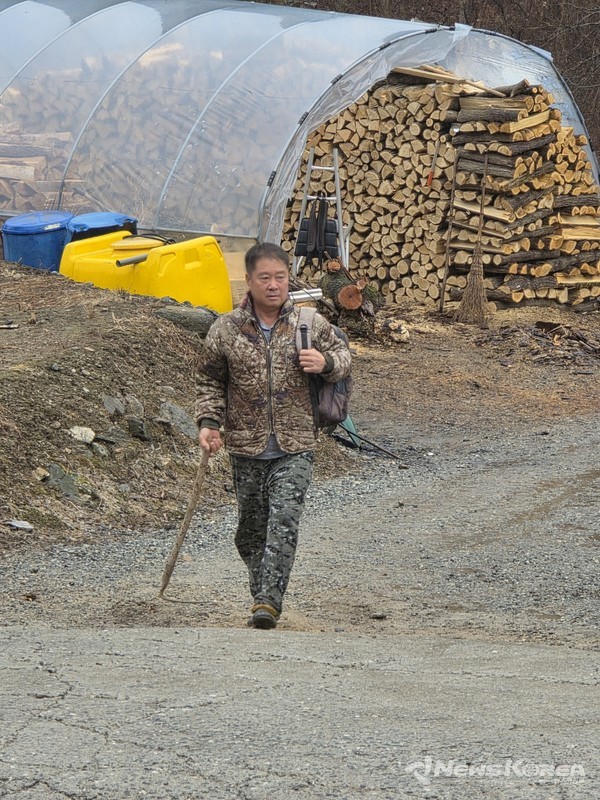 궃은 날씨에도 가리산 입구에서 김동수 씨를 만났다. @뉴스코리아 최신 기자 