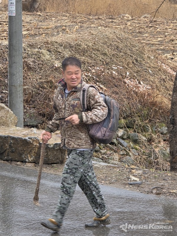 눈발이 날리는 궃은 날씨에도 김동수 씨는 산을 향해 올랐다. @뉴스코리아 최신 기자 